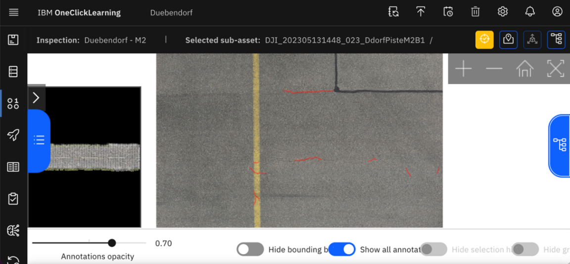 IBM OneClickLearning Dashboard zeigt Asphaltbelag mit gelber Mittellinie und roten Querstrichen.
