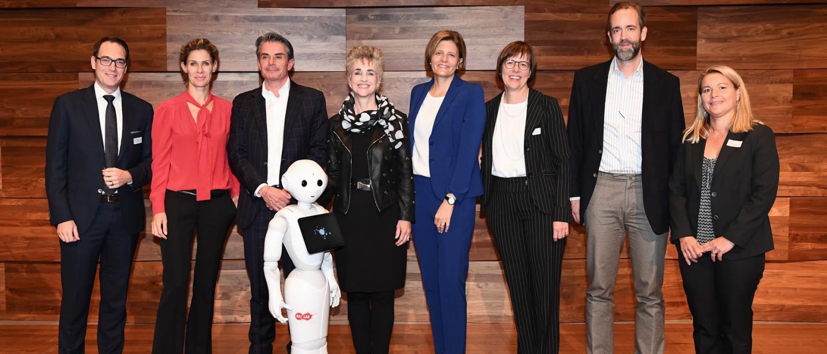 Gruppenfoto mit Roboter RAIffi am Finanzdialog