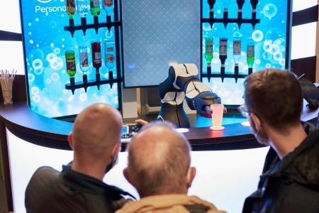 Bar-Roboter Barney von F&P Robotics am Ausschenken von Getränken