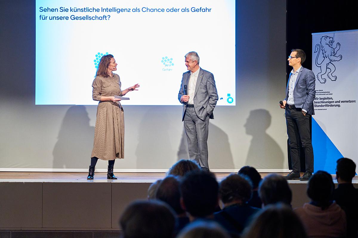 SRF-Moderatorin Kathrin Hönegger, Gemeindepräsident von Meilen Christoph Hiller und Leiter der Standortförderung Fabian Streiff auf der Bühne