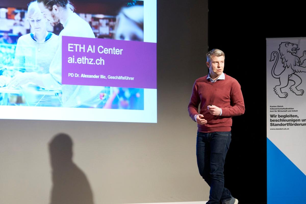 Alex Ilic auf der Bühne