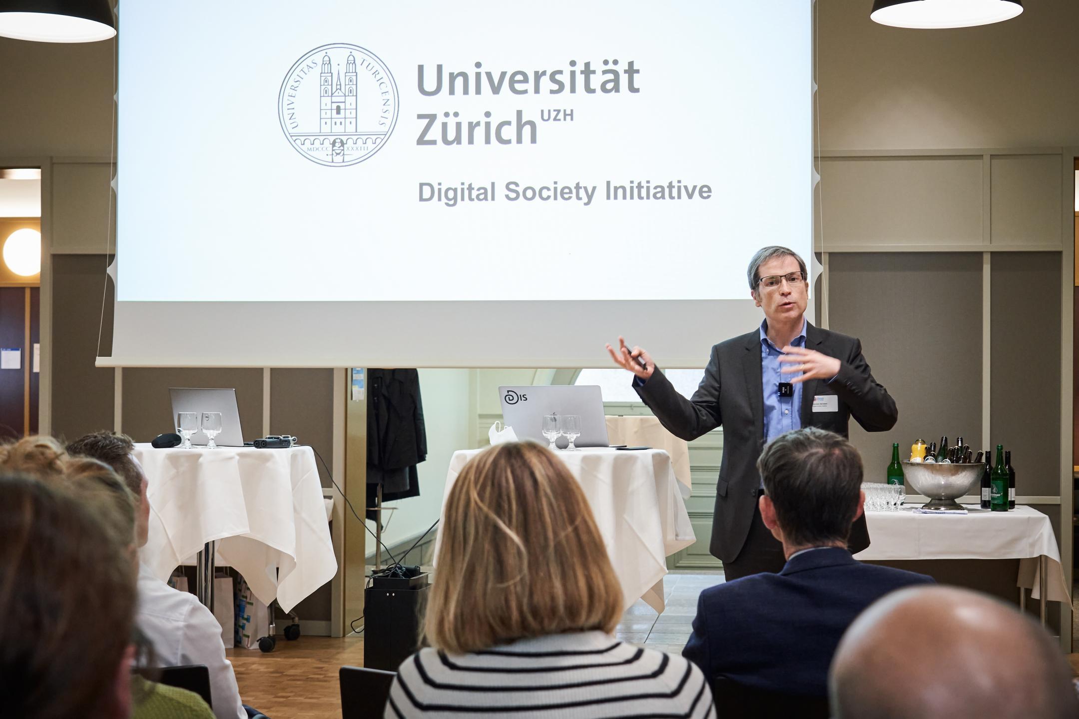 Abraham Bernstein, Professor am Institut für Informatik und geschäftsführender Direktor der Digital Society Initiative der Universität Zürich