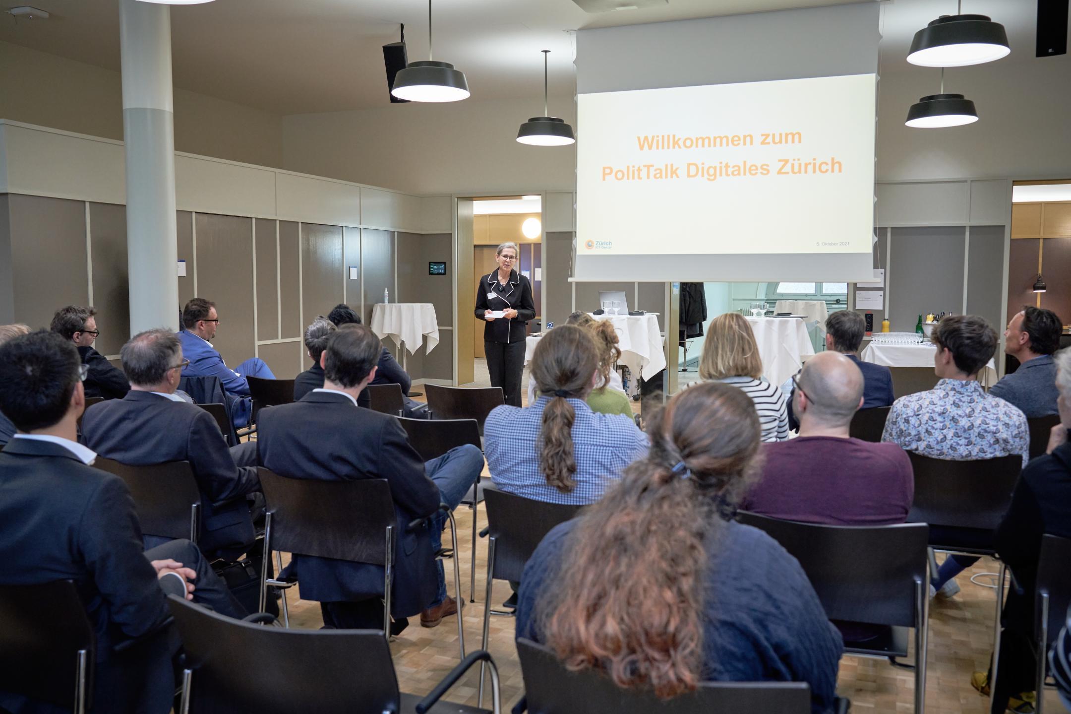 Anita Martinecz Fehér von der Standortförderung im AWA begrüsst die Gäste am PolitTalk