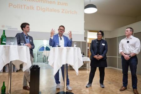 Die Panelisten und Panalistin in der Diskussion mit Moderator Nico Leuenberger