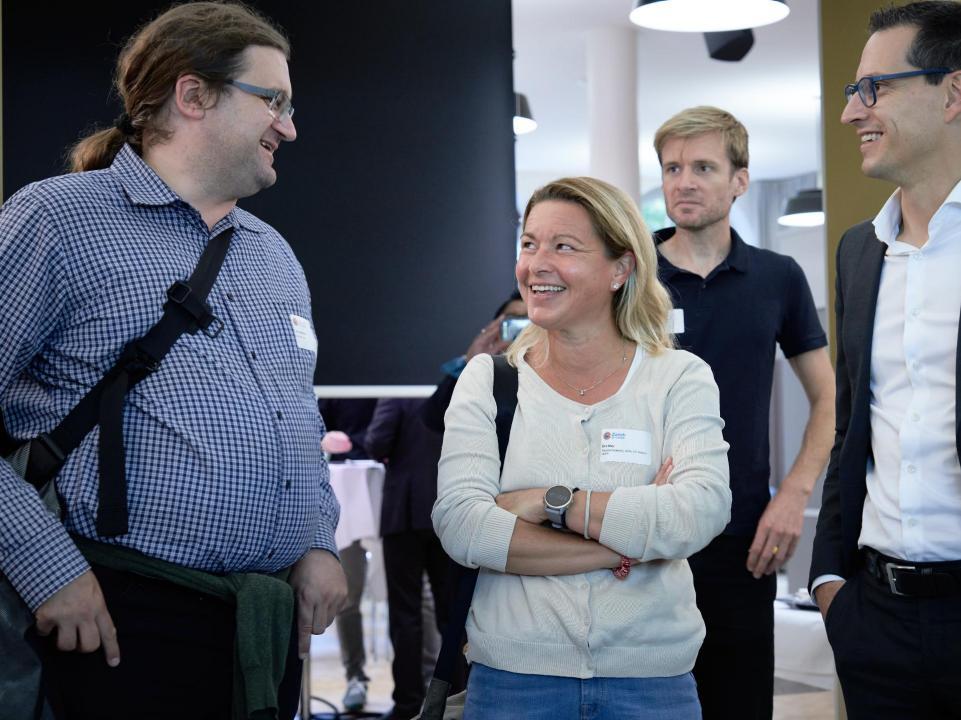 Nationalrat Jörg Mäder, Eva May und Fabian Streiff (beide Standortförderung, AWA) im Gespräch