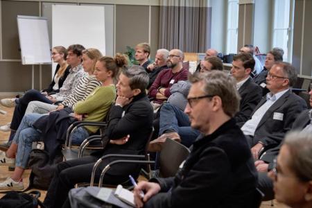 Das Publikum des PolitTalks Digitales Zürich hörte gespannt den Panelistinnen und Panelisten zu