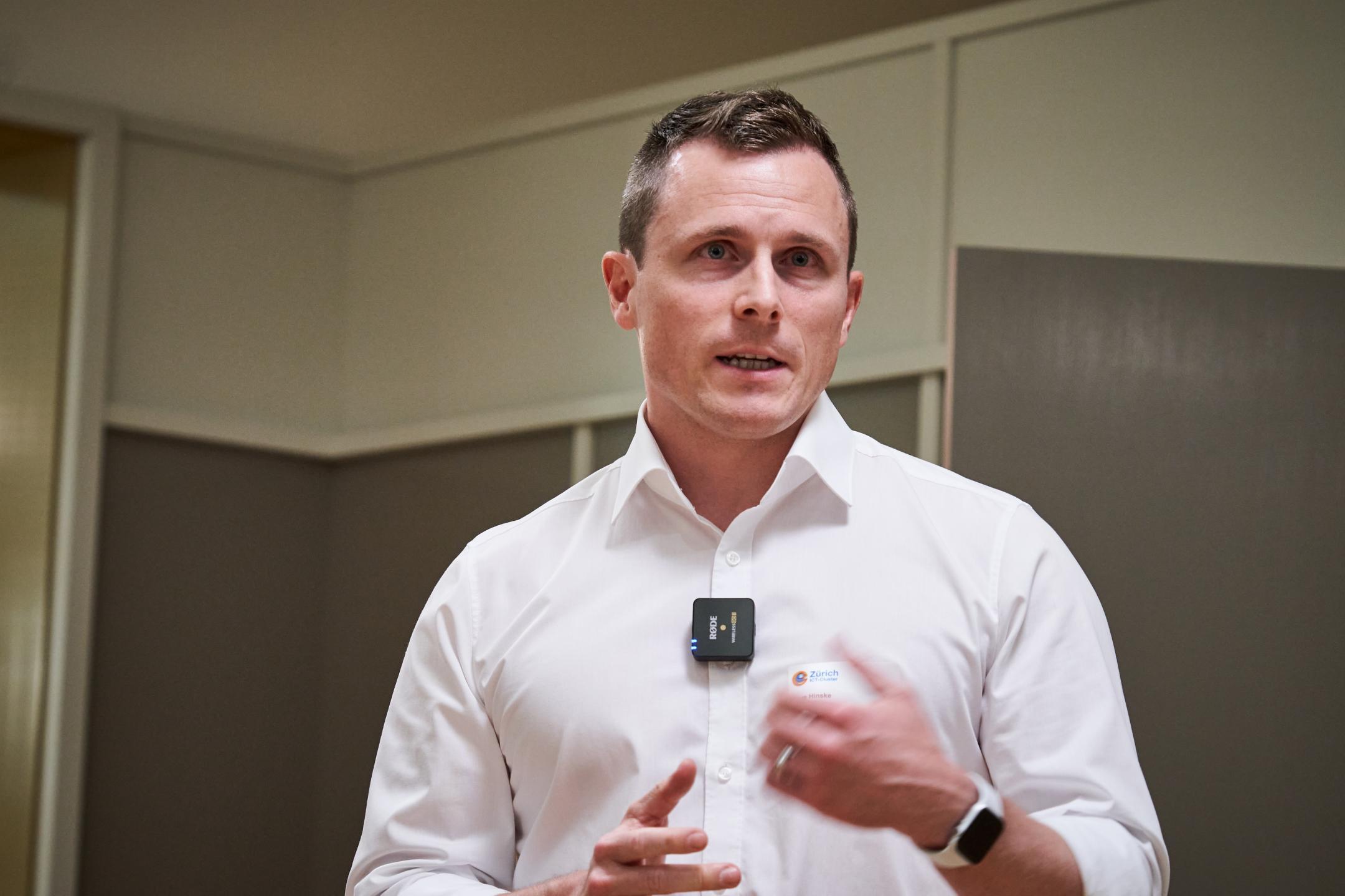 Steve Hinske in der Diskussion