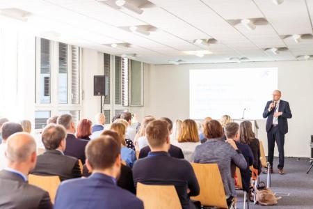 Stadtpräsident Mark Eberli mit Mikrofon vor dem Publikum