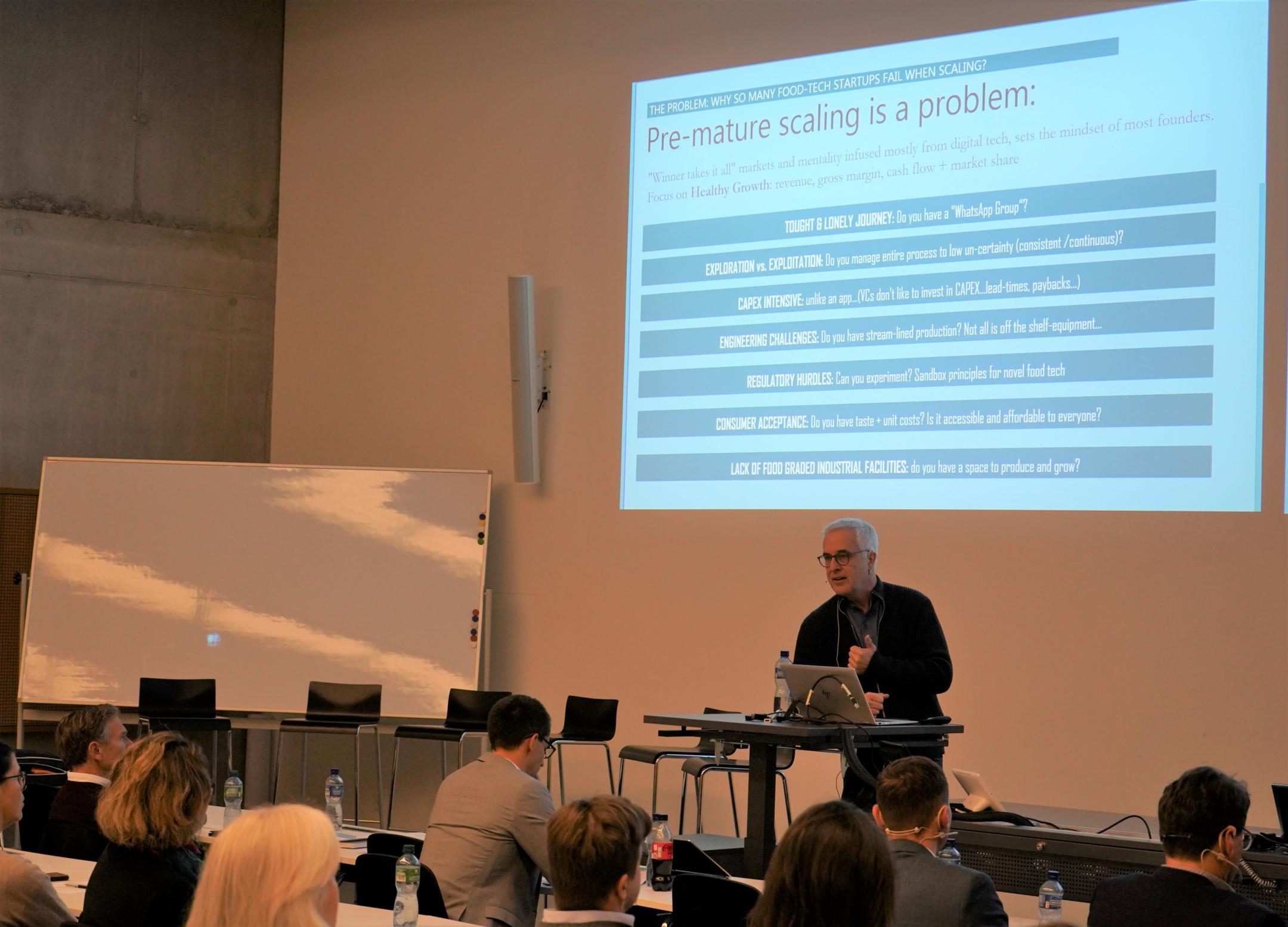 Daniel Böhi hält ein Referat