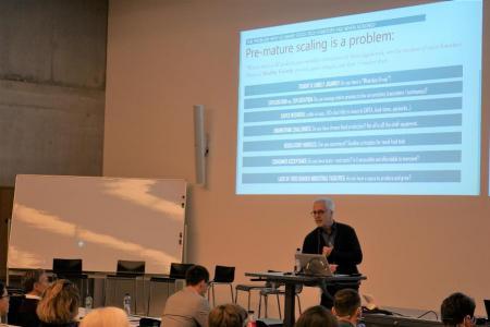 Daniel Böhi hält ein Referat