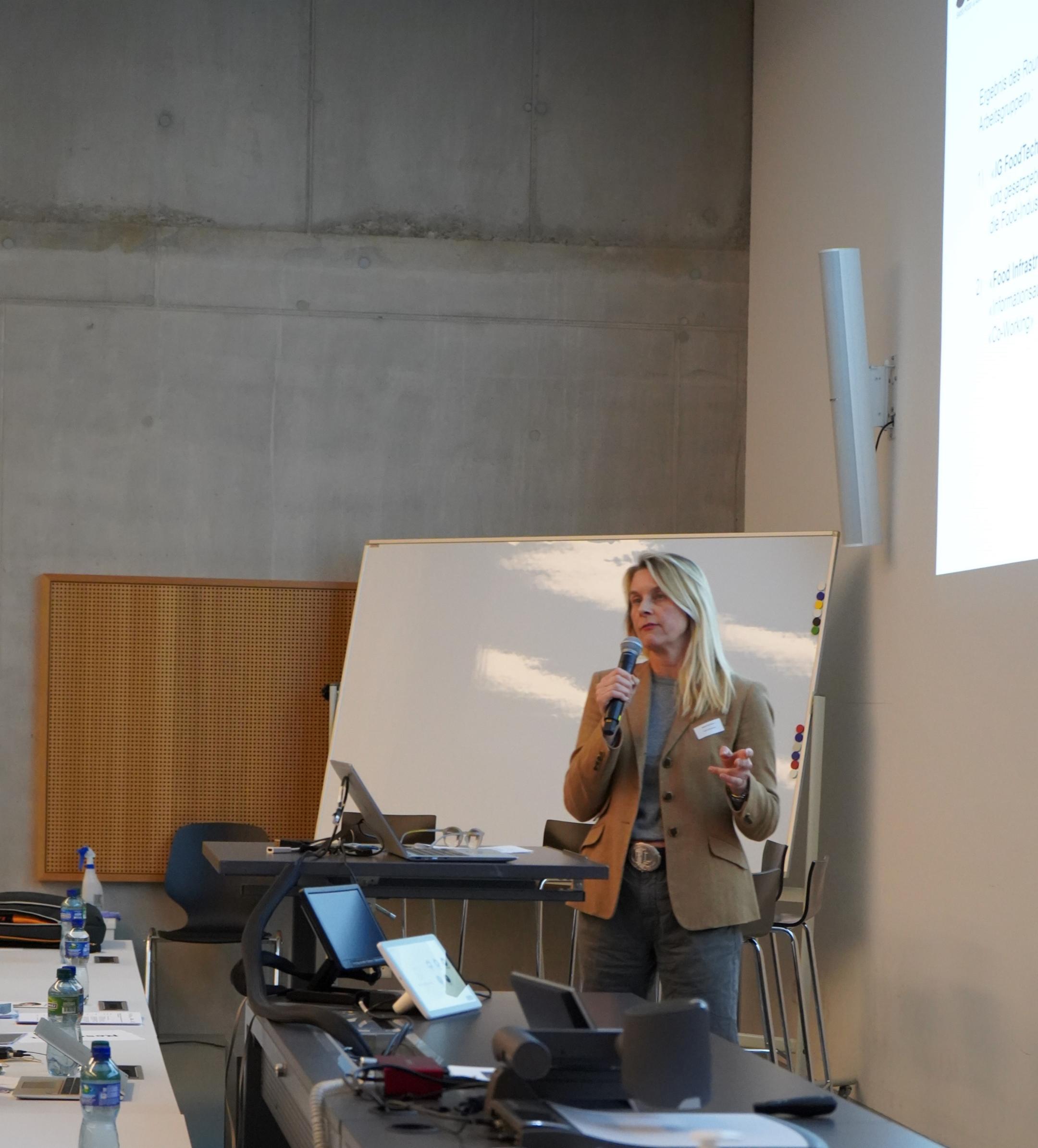 Bettina Brinkmann mit Mikrofon