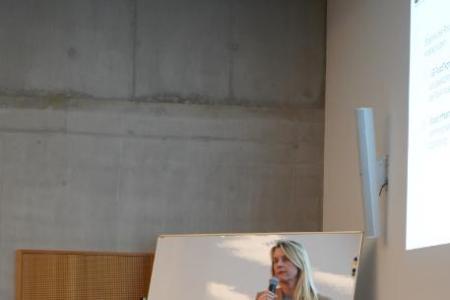 Bettina Brinkmann mit Mikrofon