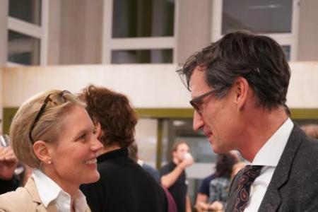 Zwei Gäste im Gespräch