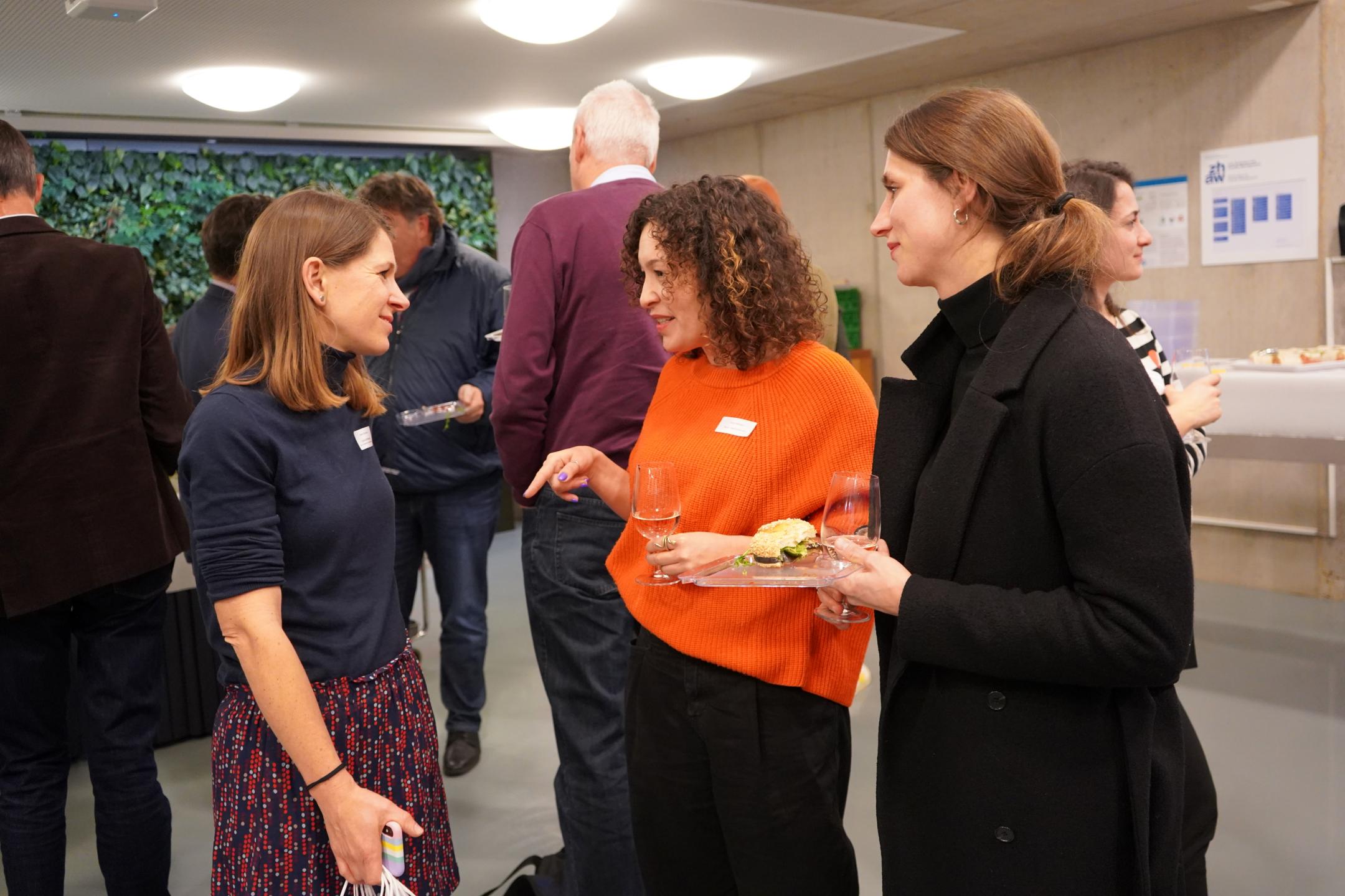 Drei Frauen im Gespräch