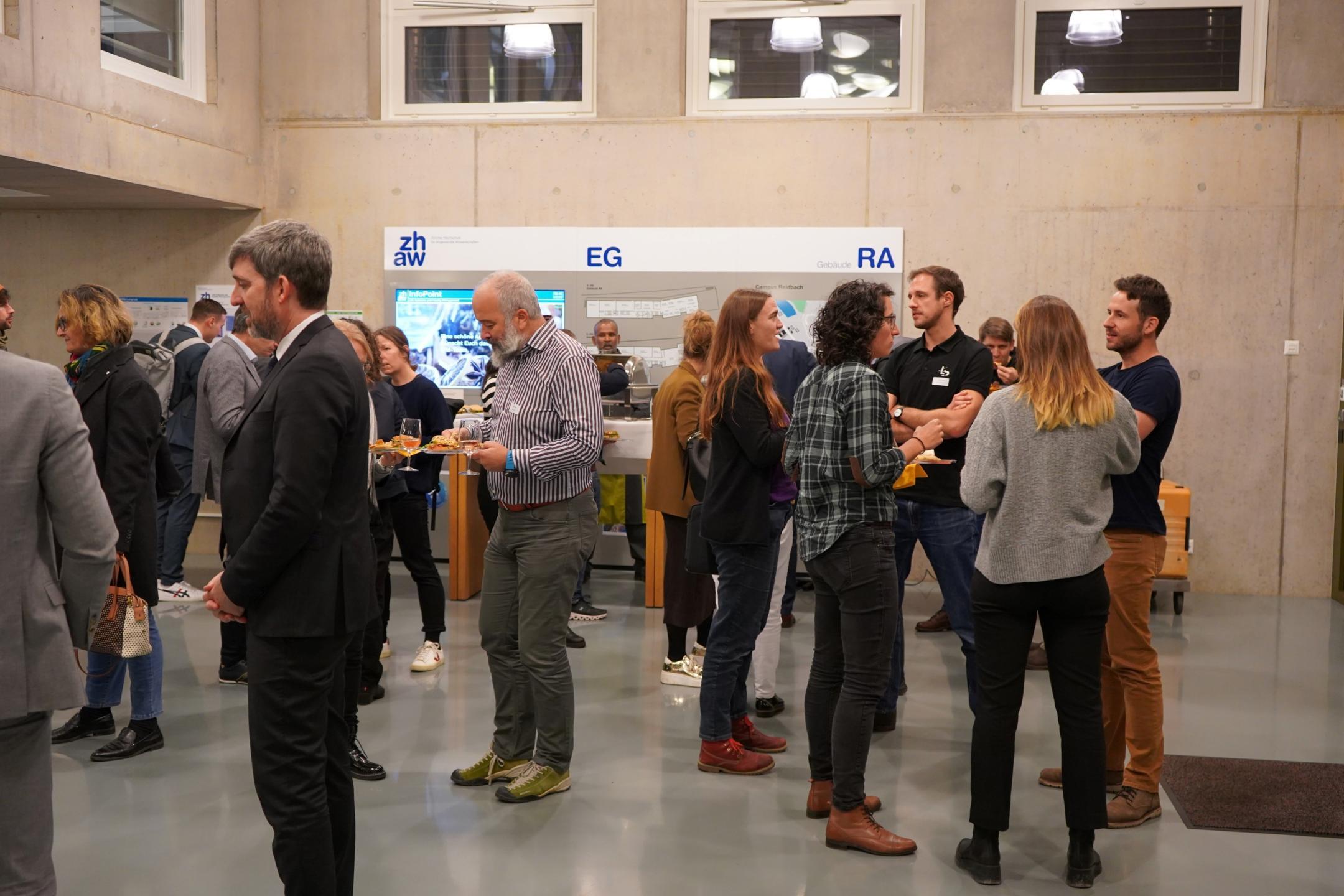 Die Gäste beim Netzwerken