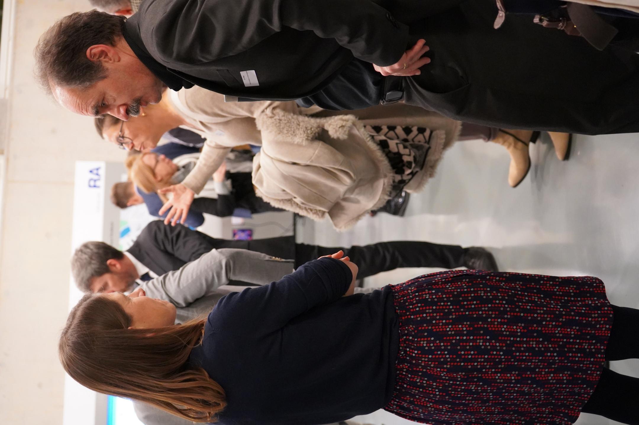 Zwei Gäste im Gespräch