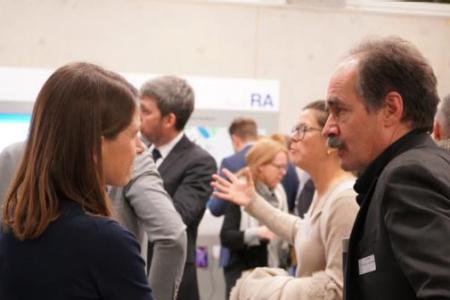 Zwei Gäste im Gespräch