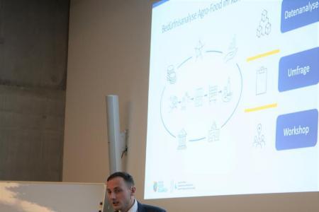 Lucas Grob stellt die Studie vor