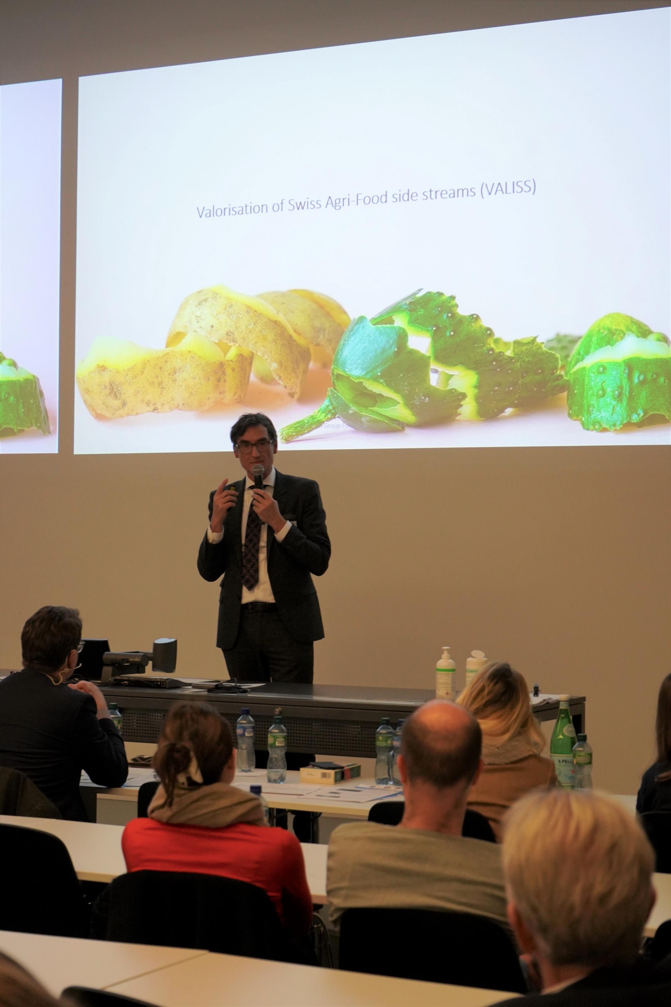 Prof. Michael Kleinert hält einen Vortrag