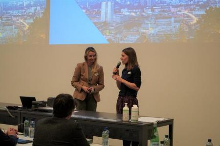 Bettina Brinkmann und Anne Schmidt bei der Moderation