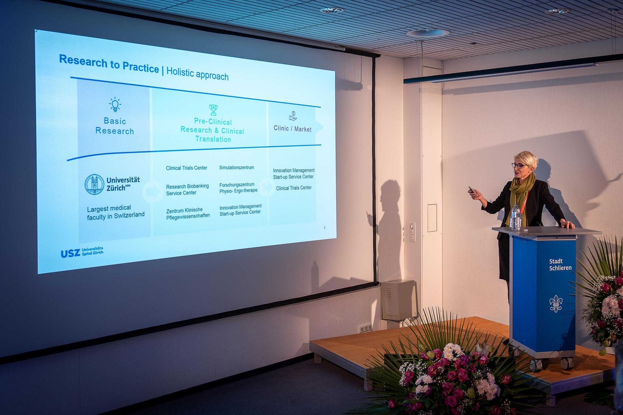 Prof. Dr. med. Gabriela Senti erklärt eine Folie