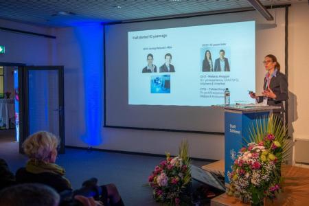 Folie «It all started 10 years ago» wird von Melanie Aregger erklärt