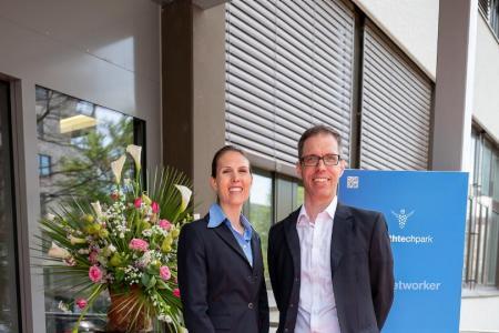 Melanie Aregger und Stefan Leuthold posieren für die Kamera