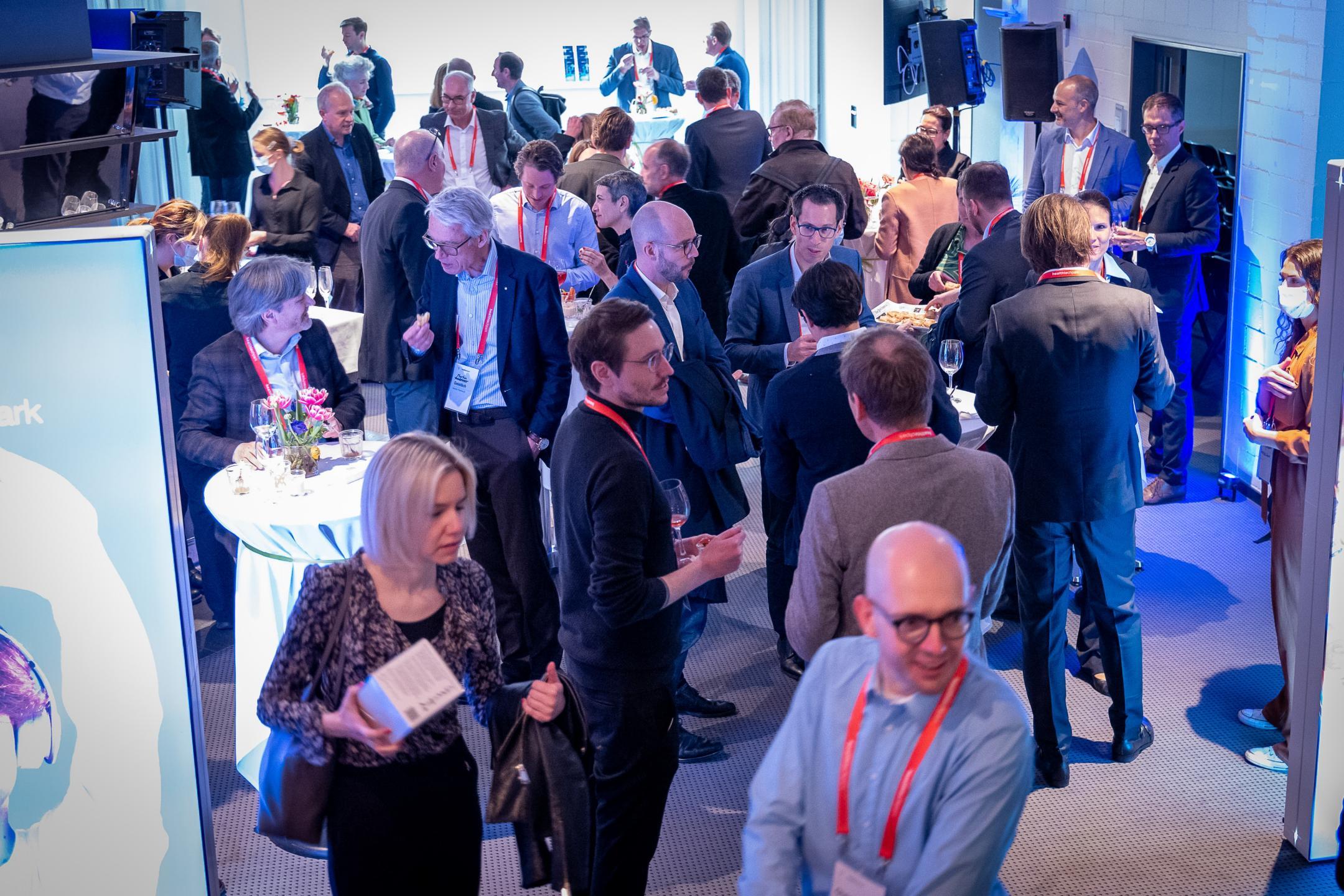 Gäste beim Netzwerken und Trinken, Blick von oben