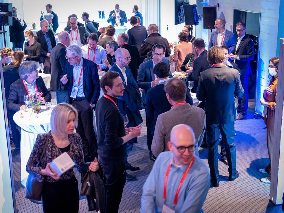 Gäste beim Netzwerken und Trinken, Blick von oben