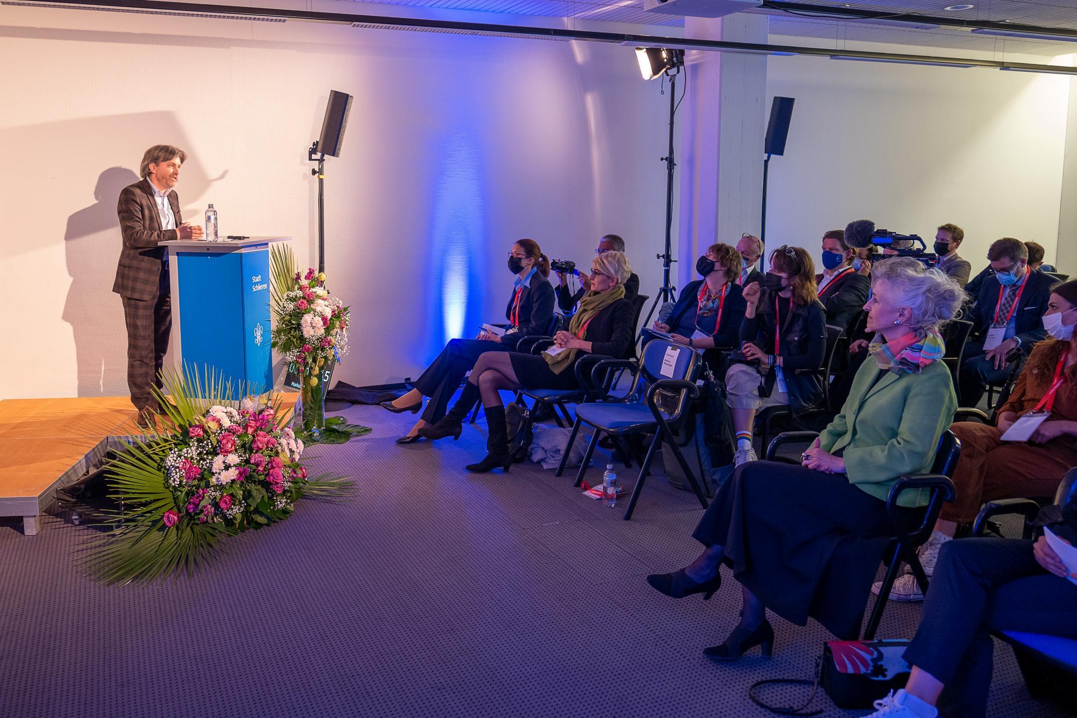 Markus Bärtschiger, Stadtpräsident Schlieren vor dem Publikum