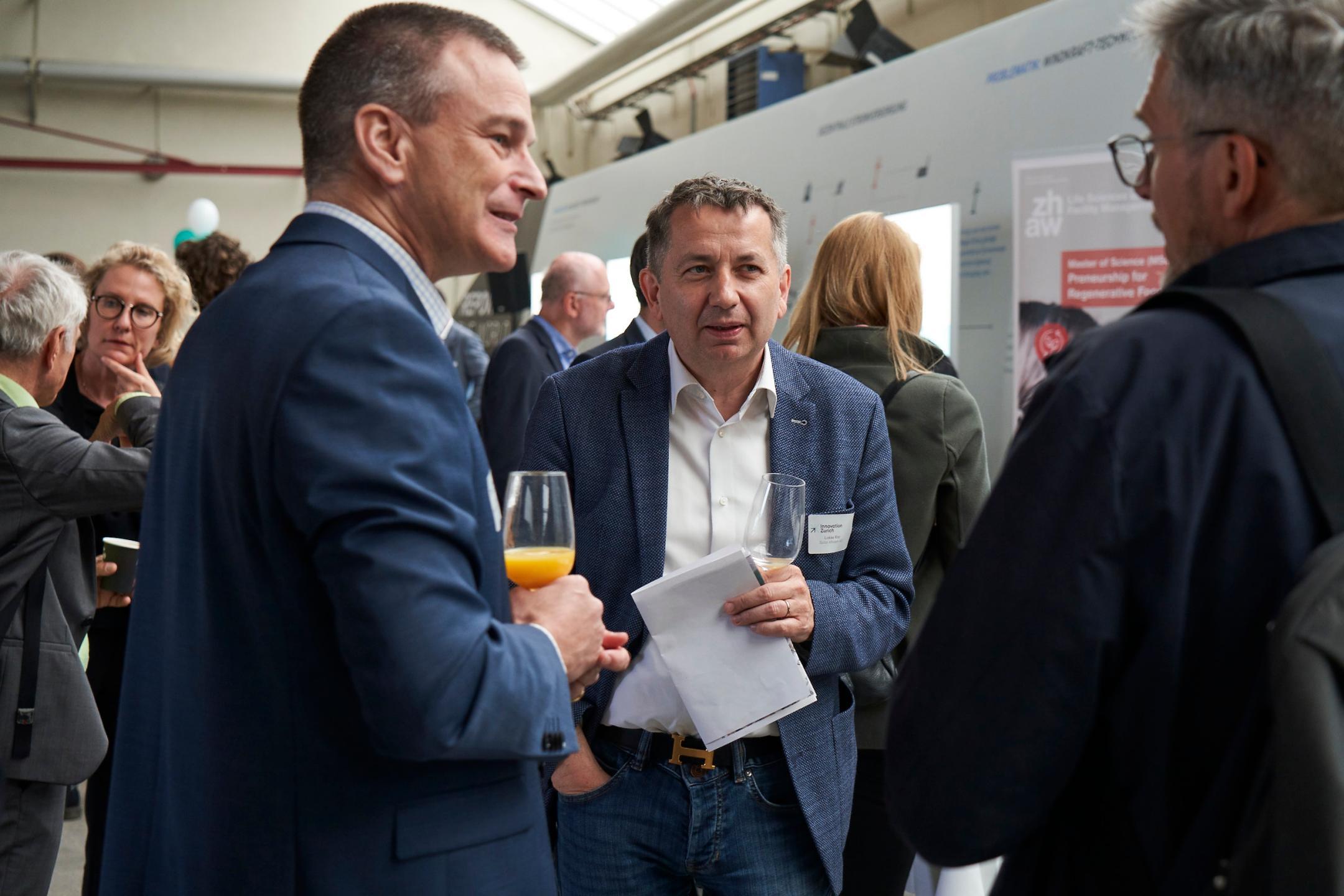 Gäste beim Netzwerken