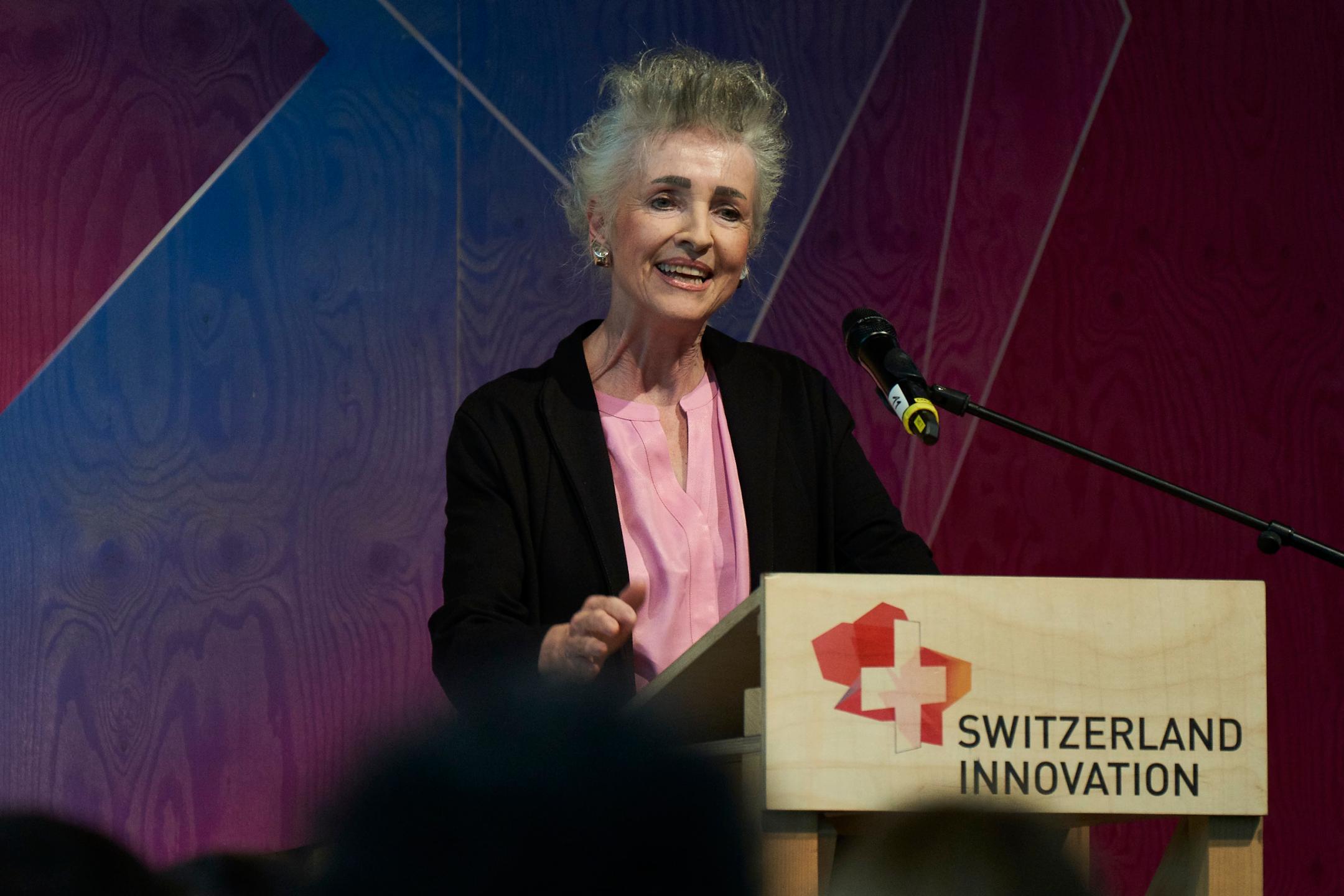 Carmen Walker Späh hinter einem Stehpult