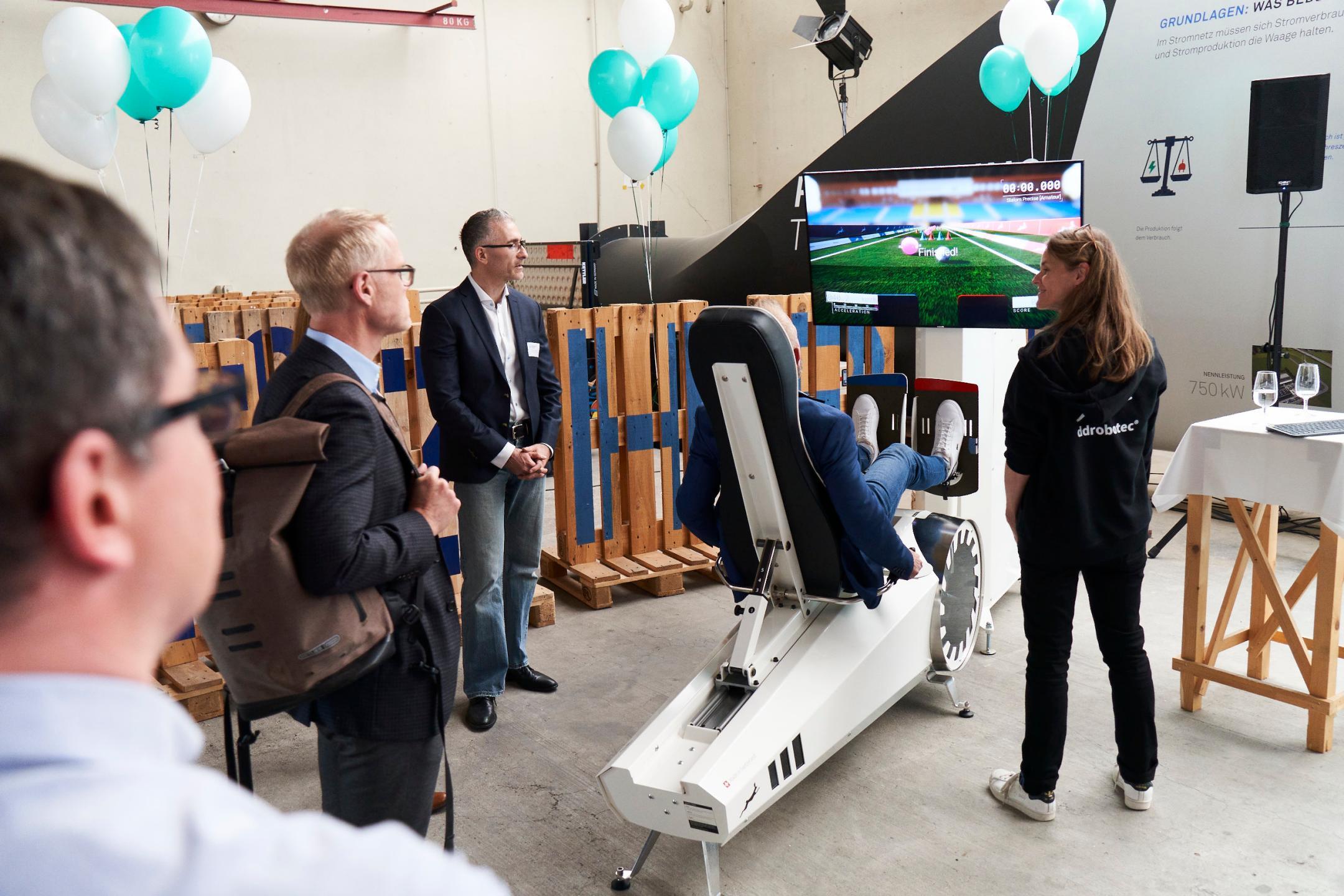 Gäste testen den «Personal Trainer» ddrobotec