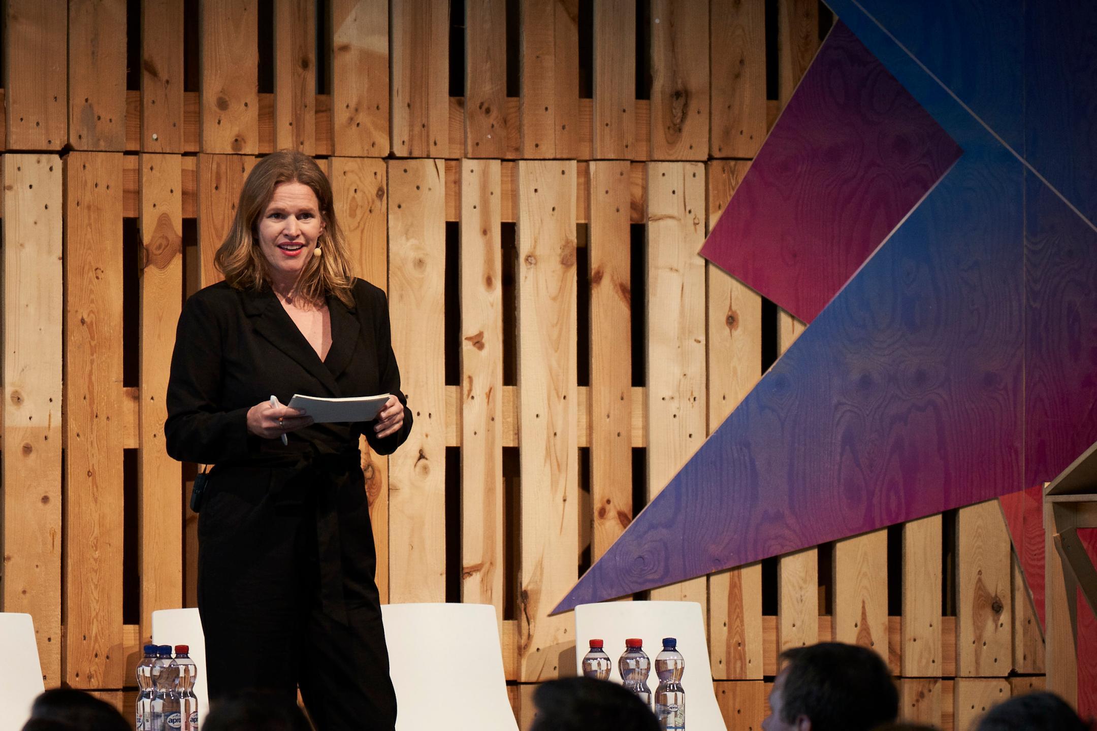 SRF-Moderatorin Kathrin Hönegger auf der Bühne