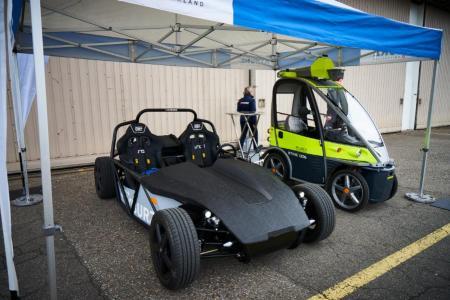 Die beiden Fahrzeuge von Kyburz Switzerland: der Elektro-Sportwagen eRod und das autonome Fahrzeug Stine 