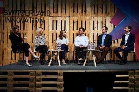 Kathrin Hönegger, Elisabeth Stark, Carolin Holland, Gregory Hitz, Thomas Ackermann und Fabian Streiff auf der Bühne