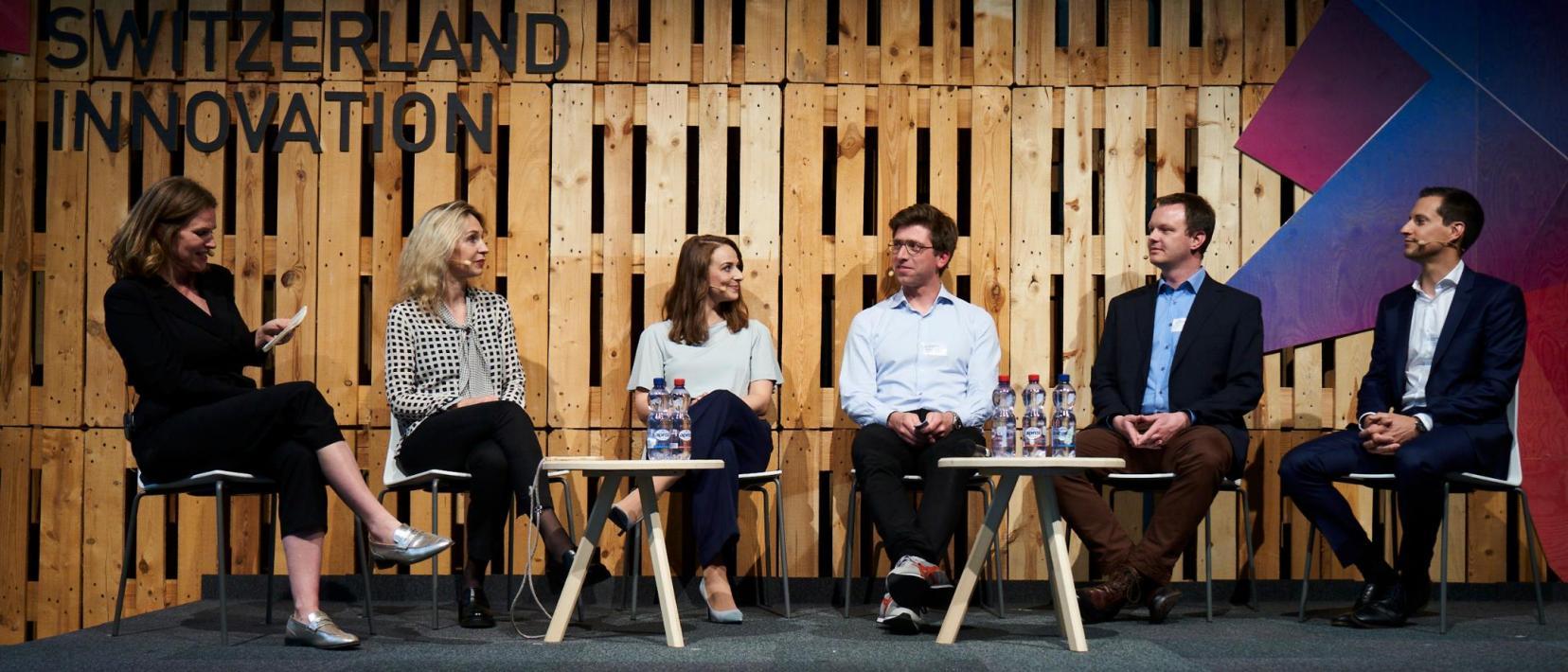 Kathrin Hönegger, Elisabeth Stark, Carolin Holland, Gregory Hitz, Thomas Ackermann und Fabian Streiff auf der Bühne