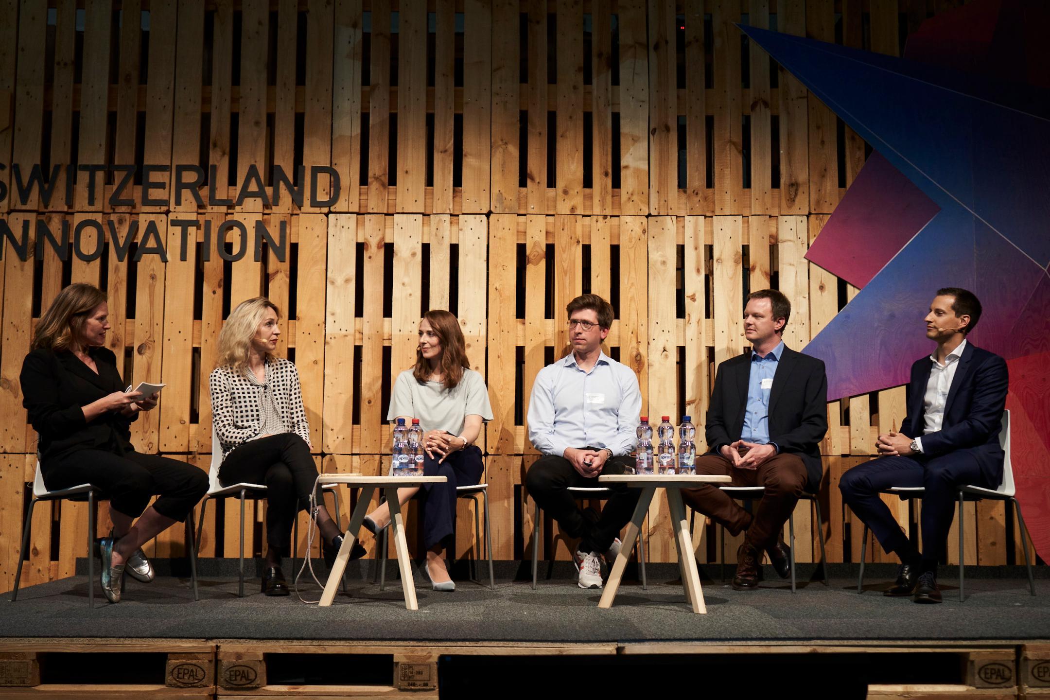 Kathrin Hönegger, Elisabeth Stark, Carolin Holland, Gregory Hitz, Thomas Ackermann und Fabian Streiff auf der Bühne