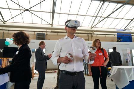 Ein Gast testet die VR-Anwendung der ZHAW