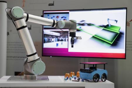 Der «Helbling Mobile Robot» von Helbling ist ein autonomer Roboter und kommt aus dem 3-D-Drucker, er kann Objekte autonom auffinden und manipulieren. Bei dieser Plattform kommen kommerziell verfügbare Komponenten und Software-Bausteine zum Einsatz. Damit wird abgesteckt, welche Robotik-Lösungen für komplexe Zusammenhänge mit vertretbarem Aufwand und Risiko möglich sind. 