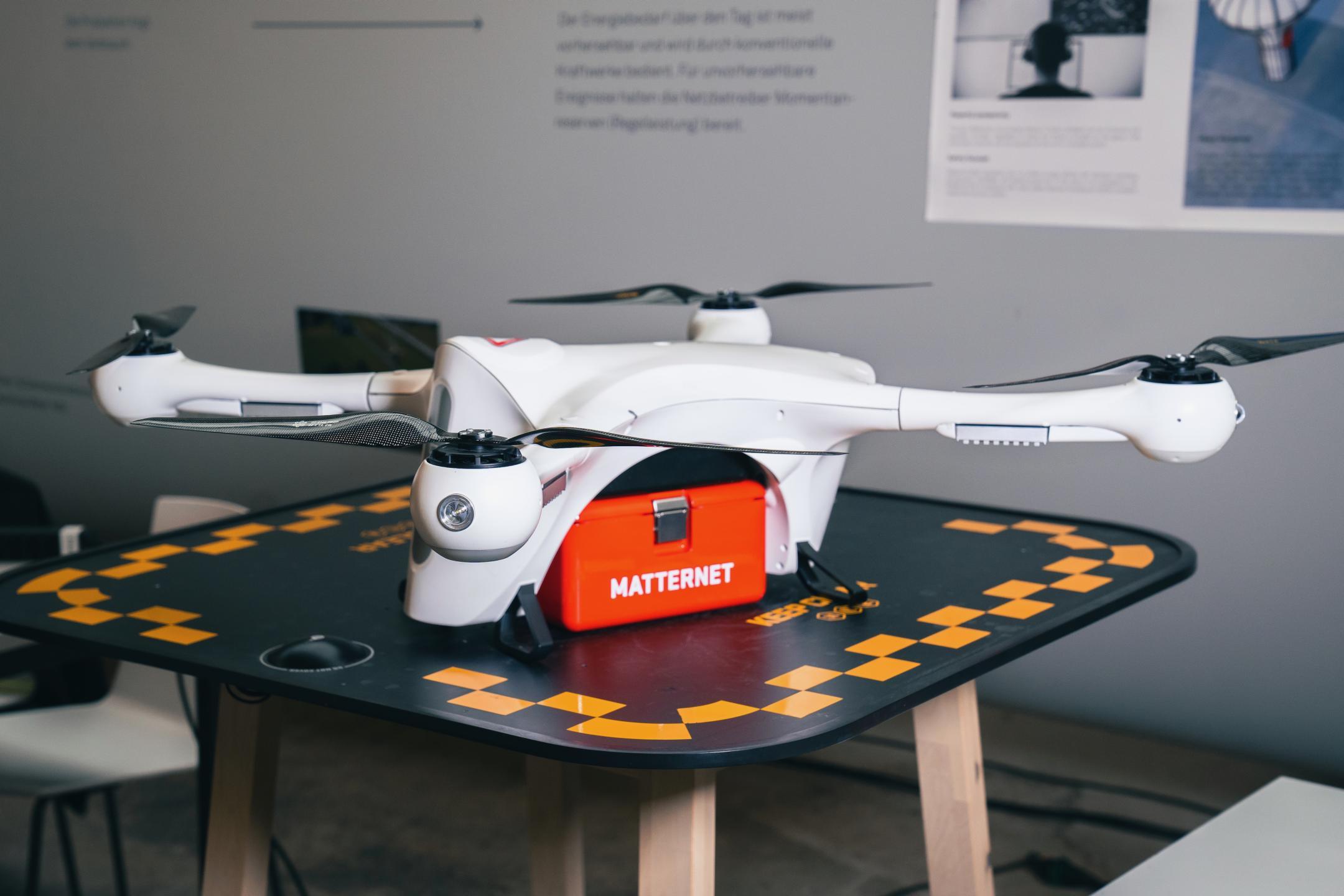 Die «Matternet M2» Transportdrohne für autonome on-demand Lieferungen im Gesundheits-, E-Commerce und Logistikbereich ist für die Beförderung von Nutzlasten von bis zu 2 Kilogramm über Entfernungen von bis zu 20 Kilometern in städtischen und vorstädtischen Gebieten ausgelegt.