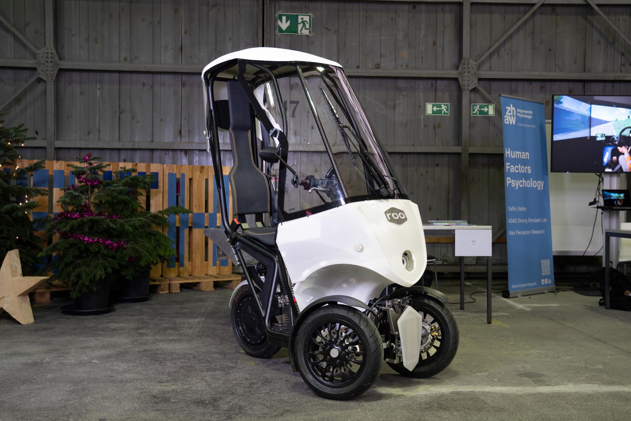 Roo ist ein effizientes, elektrisches Fahrzeug, welches sich selbst mit Solarzellen auflädt. Mit seinem Einzelsitz, den drei Rädern und den zahllosen Einsatzmöglichkeiten ist roo in einer Vielzahl von städtischen und vorstädtischen Umgebungen zu Hause.