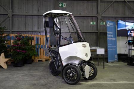 Roo ist ein effizientes, elektrisches Fahrzeug, welches sich selbst mit Solarzellen auflädt. Mit seinem Einzelsitz, den drei Rädern und den zahllosen Einsatzmöglichkeiten ist roo in einer Vielzahl von städtischen und vorstädtischen Umgebungen zu Hause.