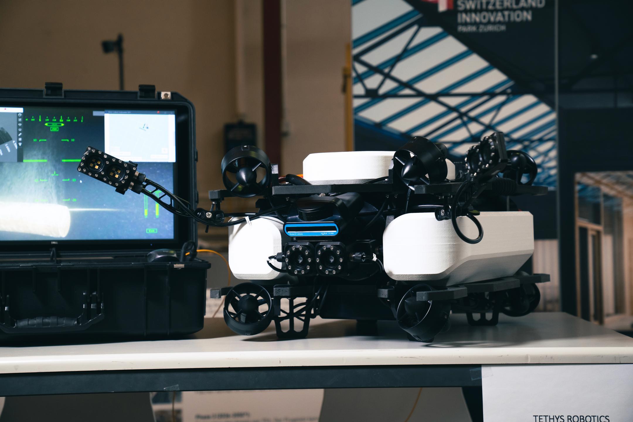 «Proteus» von Tethys Robotics, eine omnidirektionale, hochmodulare und robuste unbemannte Unterwasserdrohne. Der Prototyp kann unabhängig von starken und turbulenten Strömungen Menschen suchen, Infrastrukturen inspizieren und Unterwassergebiete vermessen, ohne Menschenleben zu riskieren.