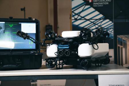 «Proteus» von Tethys Robotics, eine omnidirektionale, hochmodulare und robuste unbemannte Unterwasserdrohne. Der Prototyp kann unabhängig von starken und turbulenten Strömungen Menschen suchen, Infrastrukturen inspizieren und Unterwassergebiete vermessen, ohne Menschenleben zu riskieren.