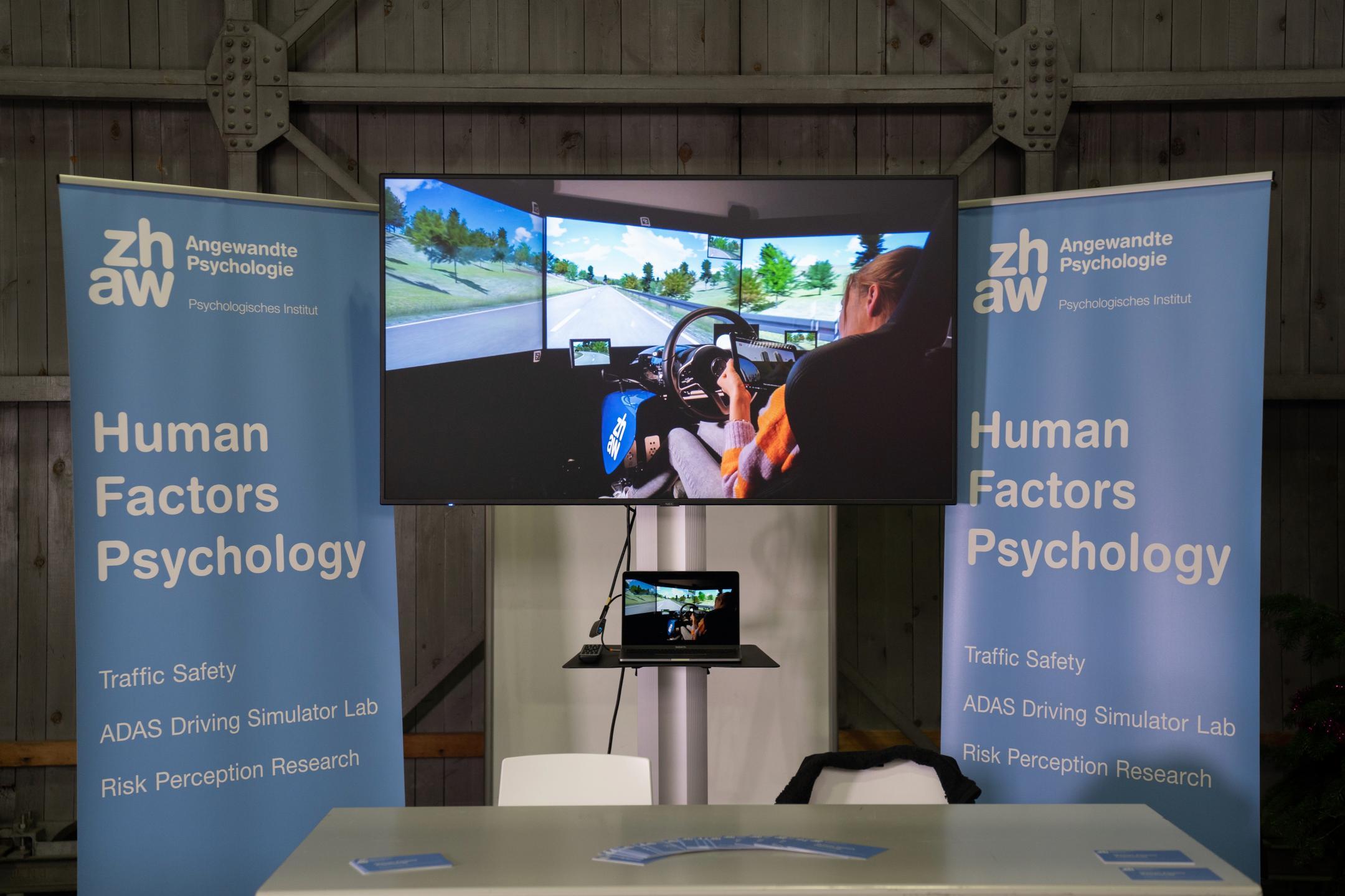 Unter dem Titel «Human Factors Psychology» erforscht die ZHAW die Ursachen für sicherheitswidriges, regelwidriges oder umweltbelastendes Verhalten im Kontext von (autonomer) Mobilität. Ein besonderes Augenmerk liegt auf dem teil-automatisierten Fahren dabei wird mit einem Fahrsimulator die zentrale Frage untersucht, was künftige Führerinnen und Führer von (teil-) automatisierten Fahrzeugen können müssen.