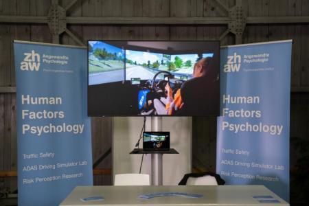 Unter dem Titel «Human Factors Psychology» erforscht die ZHAW die Ursachen für sicherheitswidriges, regelwidriges oder umweltbelastendes Verhalten im Kontext von (autonomer) Mobilität. Ein besonderes Augenmerk liegt auf dem teil-automatisierten Fahren dabei wird mit einem Fahrsimulator die zentrale Frage untersucht, was künftige Führerinnen und Führer von (teil-) automatisierten Fahrzeugen können müssen.