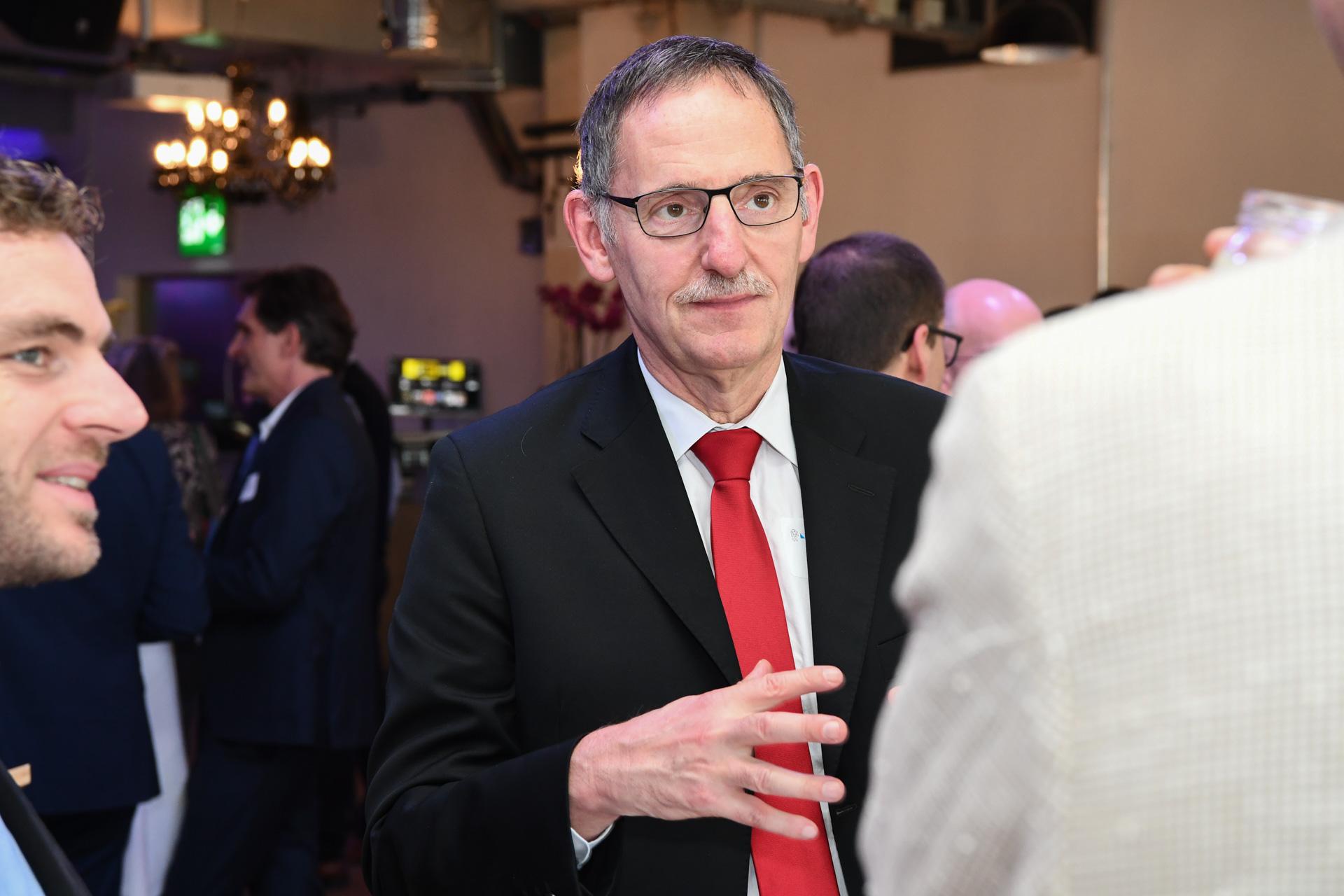 Regierungsrat Fehr mit Gästen des Standortdialogs