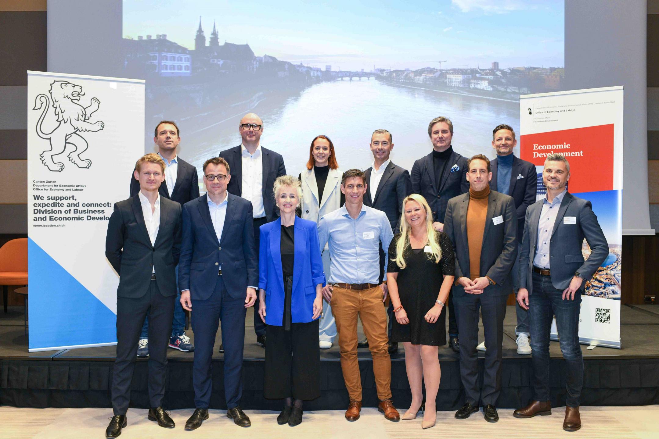 Gruppenfoto mit allen Beteiligten