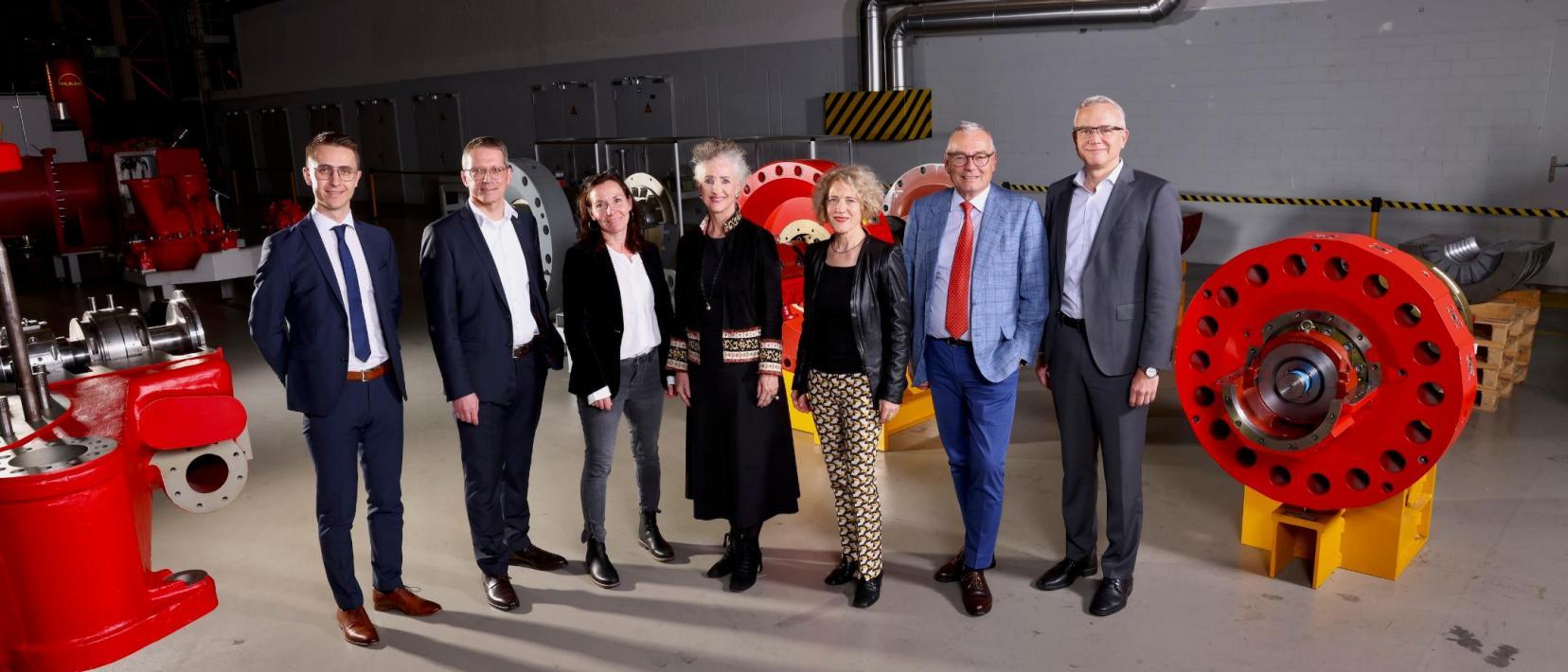 Gruppenfoto des Events «Industrie im Dialog» mit Niklas Denz, Patrick Meli, Yasmine Calisesi, Carmen Walker Späh, Corine Mauch, Ruedi Noser und Robert Itschner (v.l.n.r.)